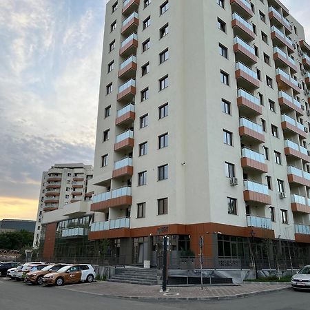 Lazar Towers Studios & Apartments Near Palas Jászvásár Kültér fotó