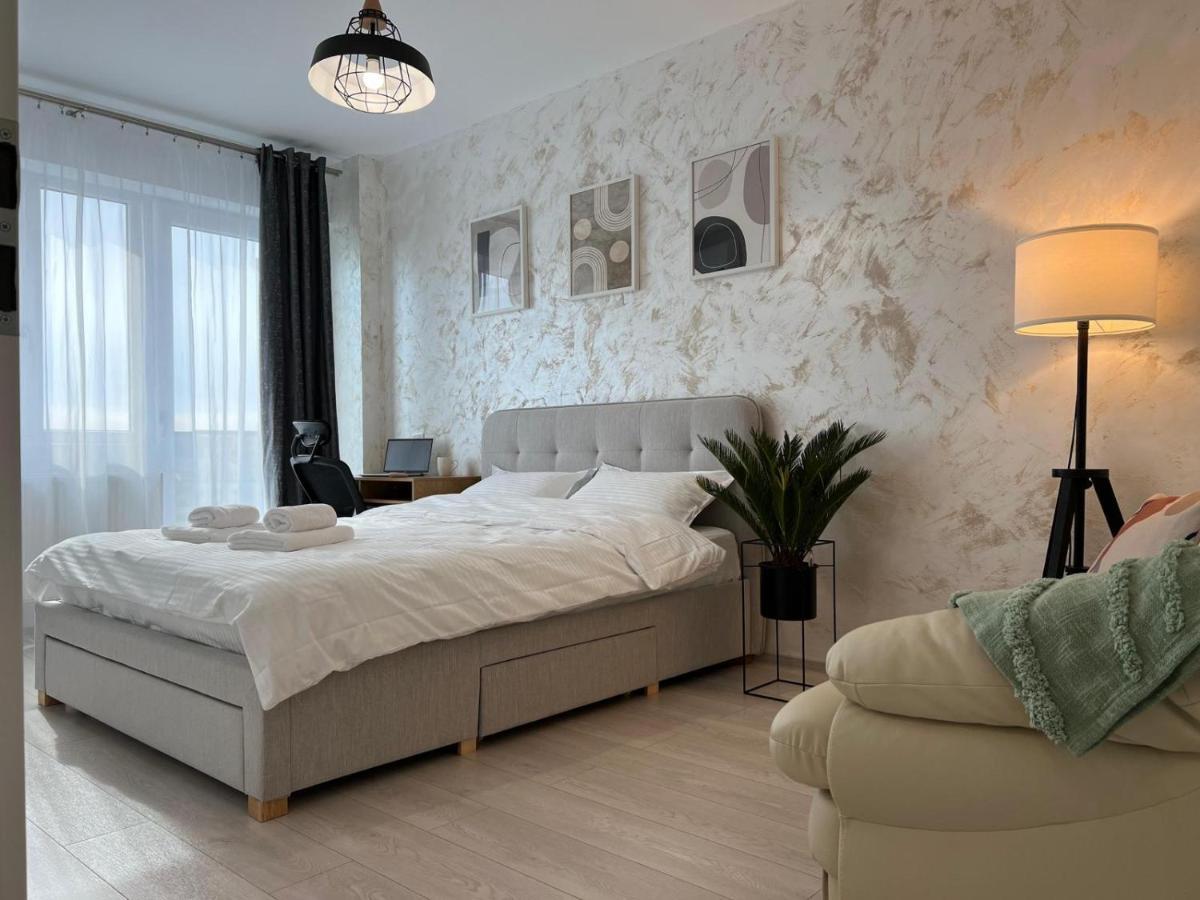 Lazar Towers Studios & Apartments Near Palas Jászvásár Kültér fotó