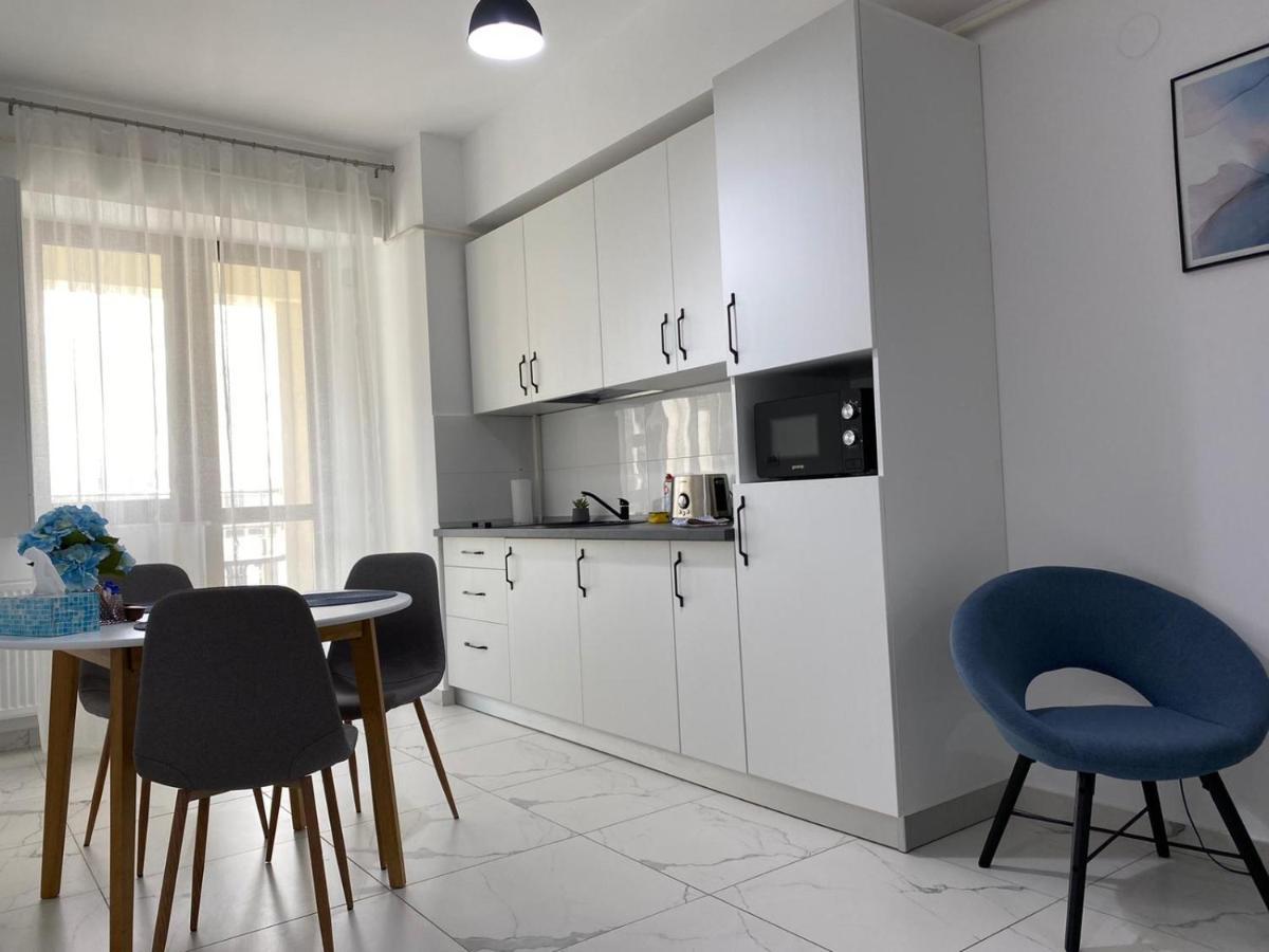 Lazar Towers Studios & Apartments Near Palas Jászvásár Kültér fotó