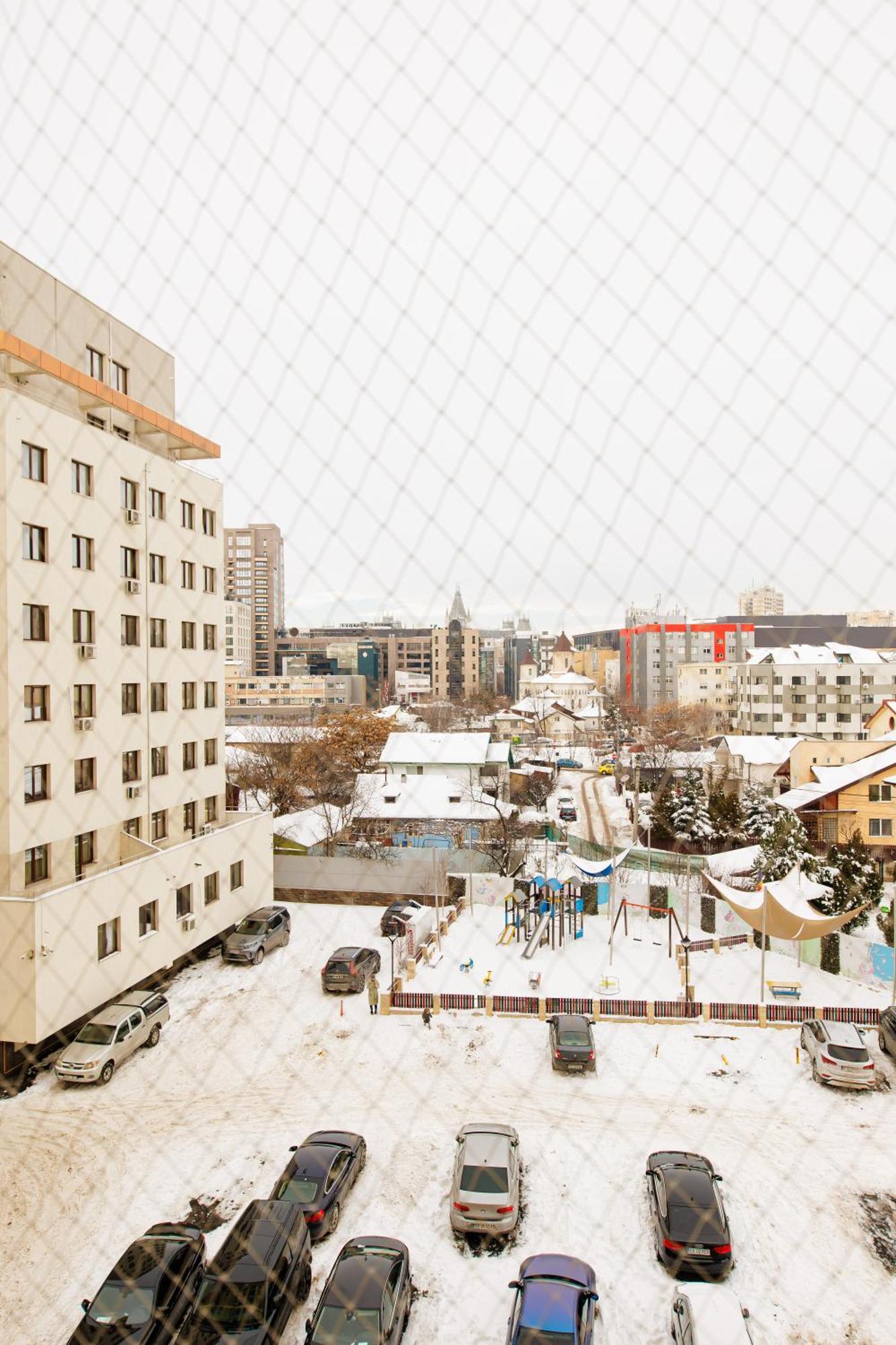 Lazar Towers Studios & Apartments Near Palas Jászvásár Kültér fotó