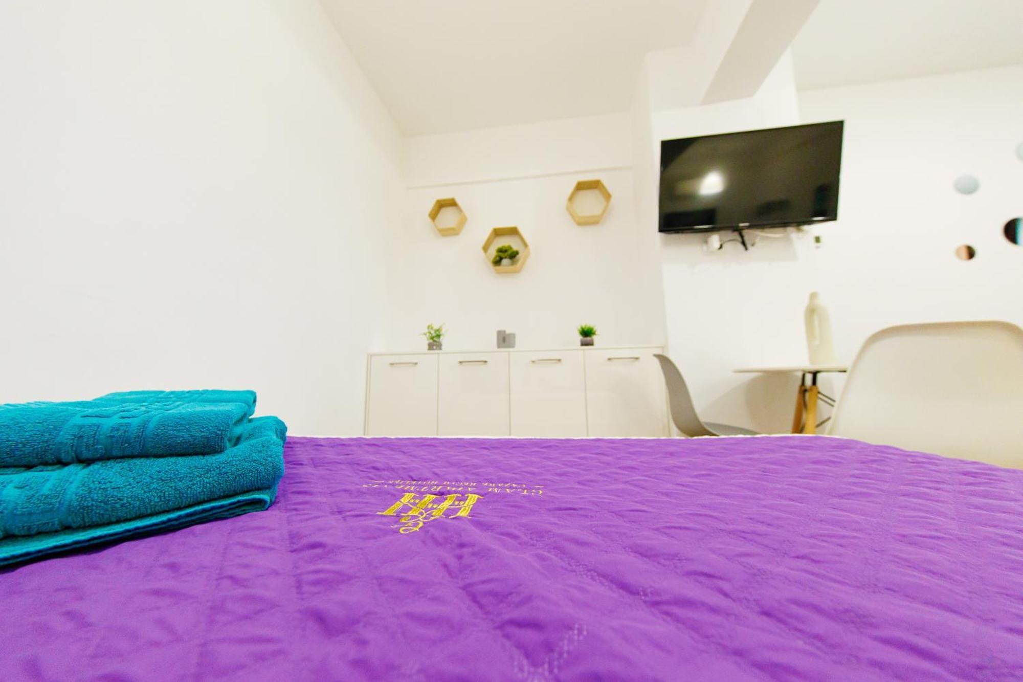 Lazar Towers Studios & Apartments Near Palas Jászvásár Kültér fotó