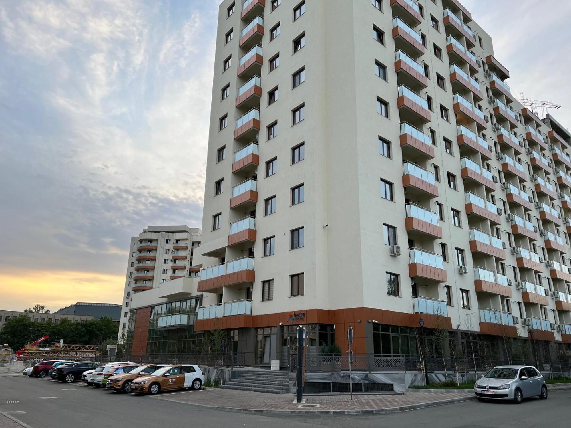 Lazar Towers Studios & Apartments Near Palas Jászvásár Kültér fotó