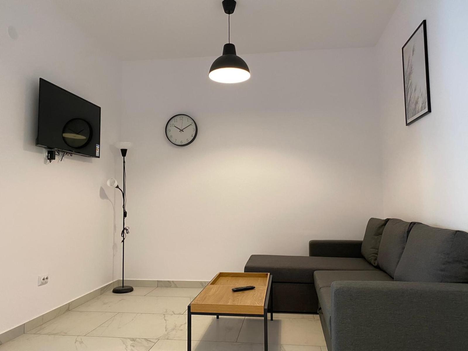 Lazar Towers Studios & Apartments Near Palas Jászvásár Kültér fotó