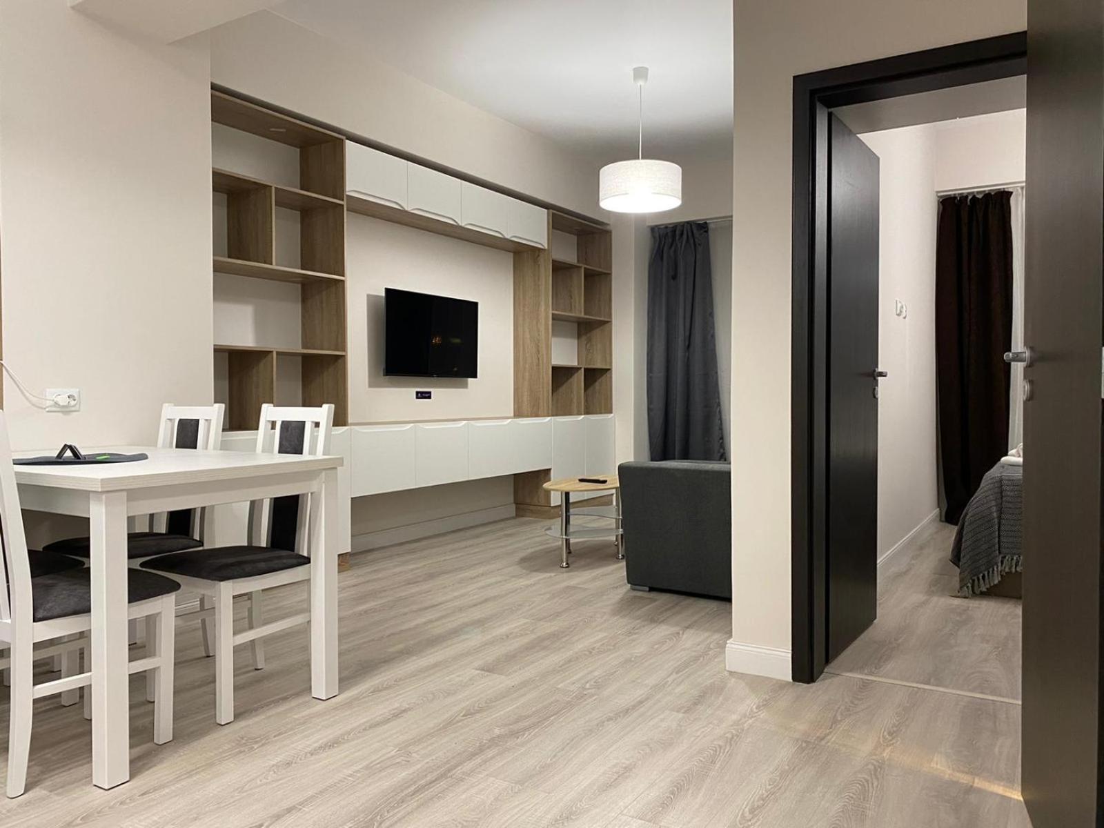 Lazar Towers Studios & Apartments Near Palas Jászvásár Kültér fotó