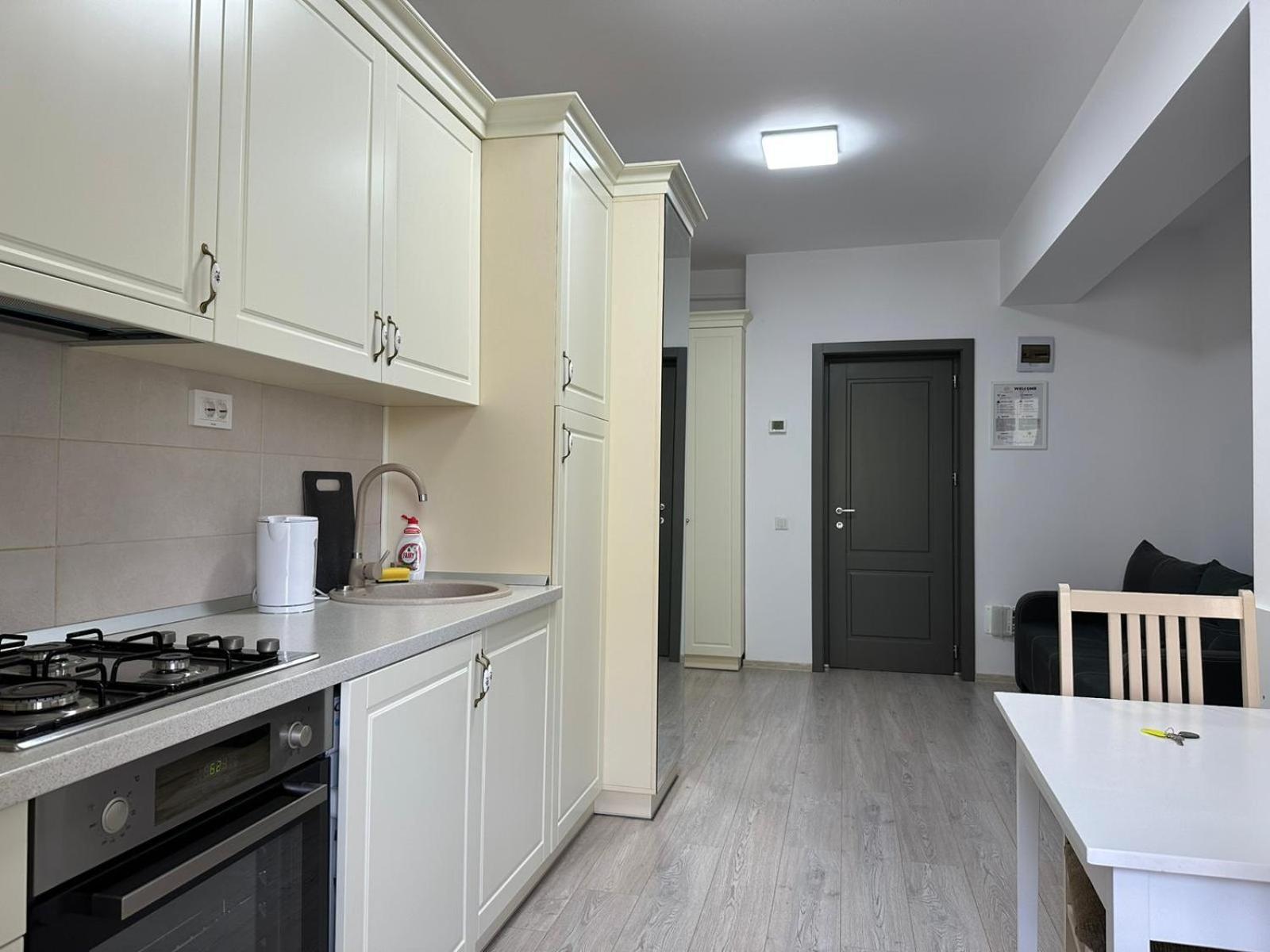 Lazar Towers Studios & Apartments Near Palas Jászvásár Kültér fotó