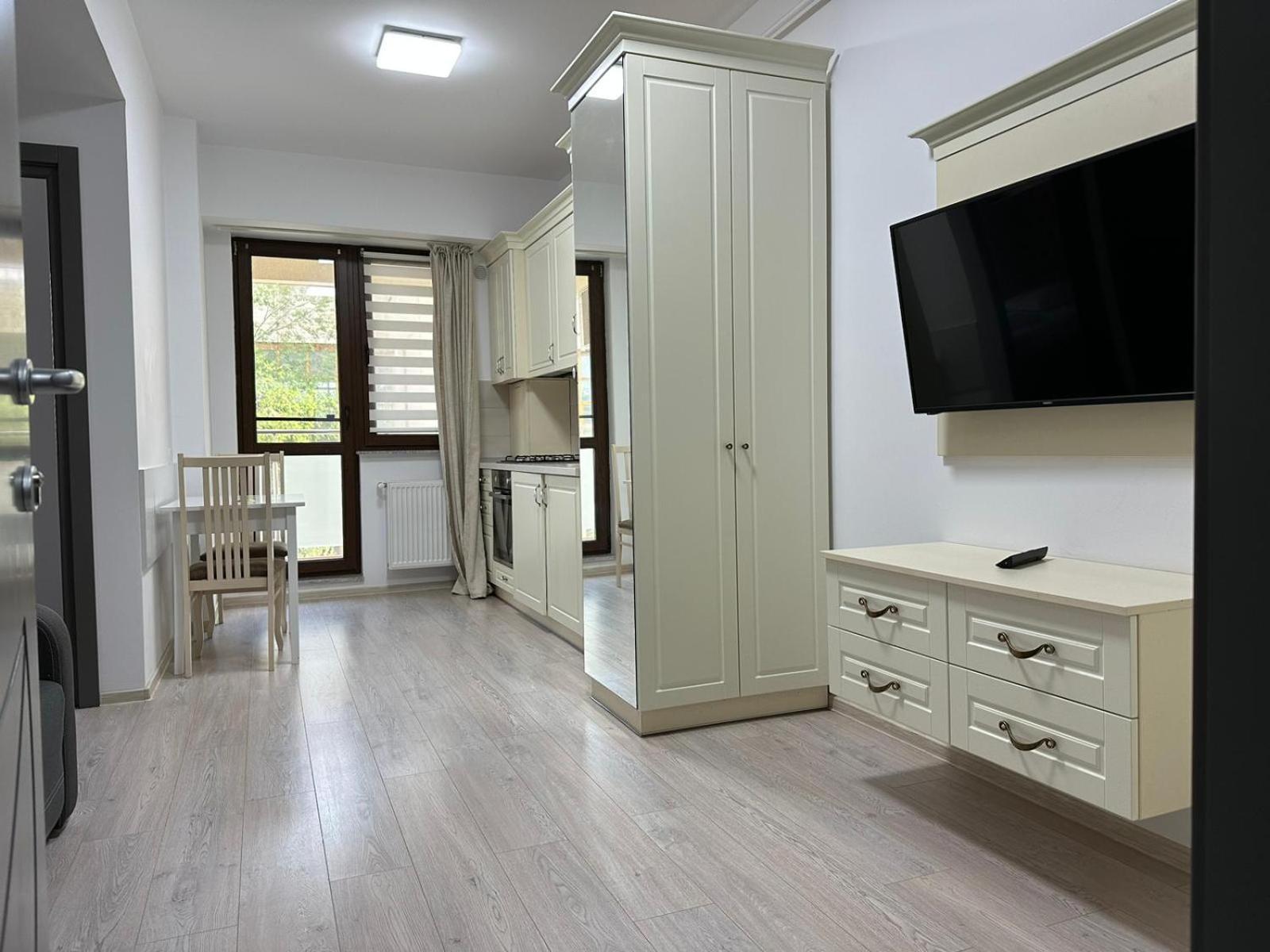 Lazar Towers Studios & Apartments Near Palas Jászvásár Kültér fotó