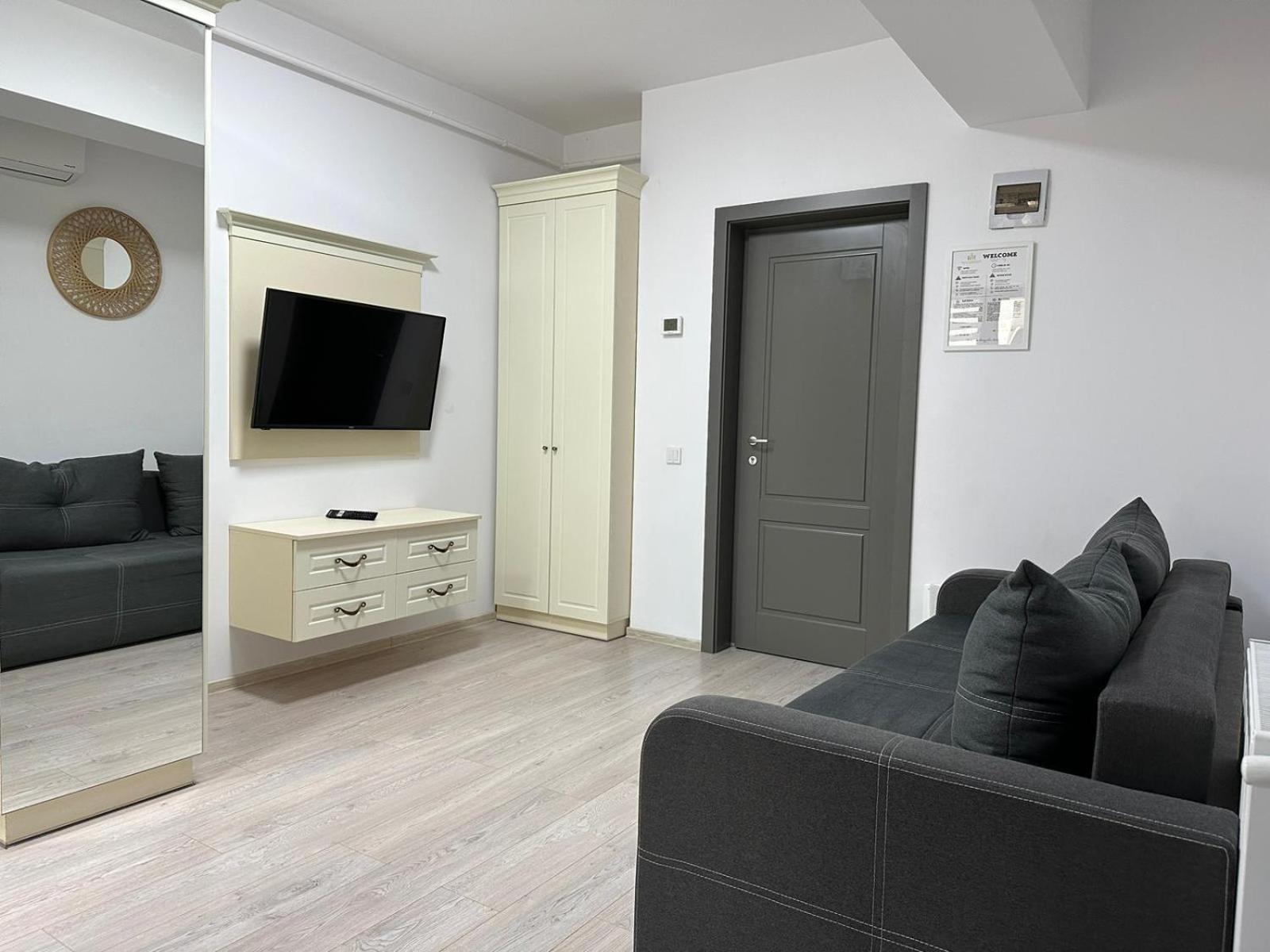 Lazar Towers Studios & Apartments Near Palas Jászvásár Kültér fotó